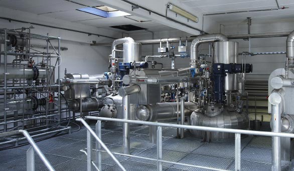 Unsere modernen Destillationsanlagen sorgen für beste Ergebnisse beim Lösemittelrecycling